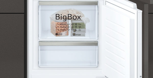 N 70, Built-in fridge-freezer with freezer at bottom, 177.2 x 55.8 cm, flat hinge-4