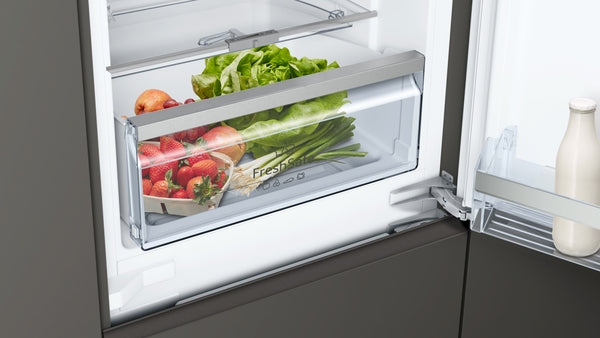 N 70, Built-in fridge-freezer with freezer at bottom, 177.2 x 55.8 cm, flat hinge-6