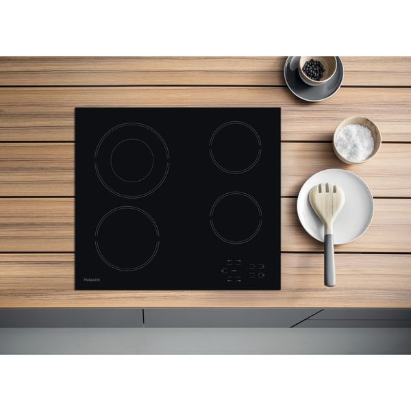 Hotpoint HR 612 C H installed in a kitchen